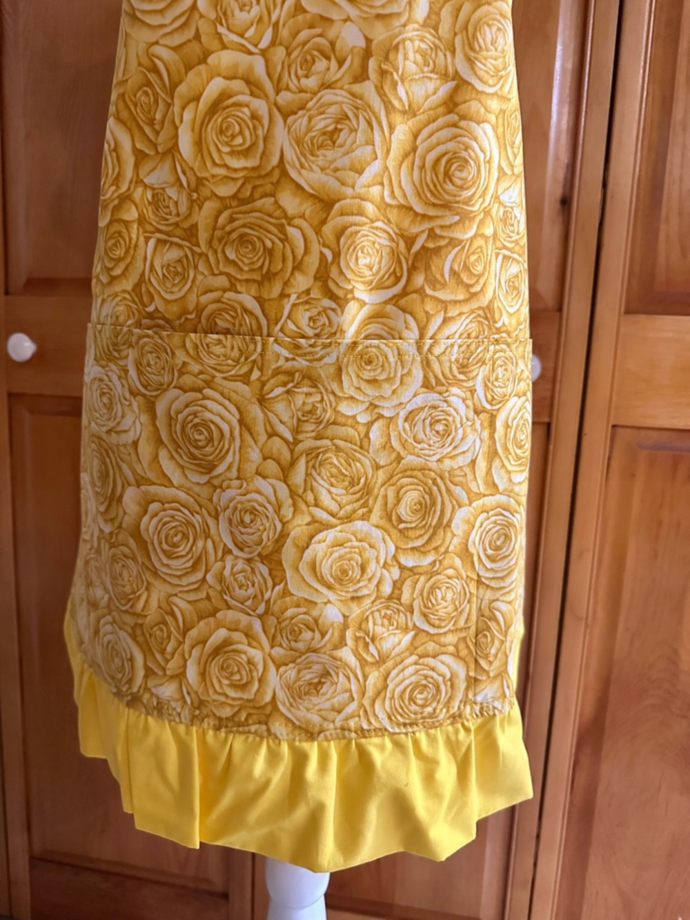 Yellow Rose Print Ruffled Apron - Picture 6 of 10